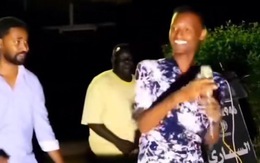 Đêm khuya, chàng trai bị chim tấn công không cho hát