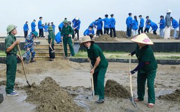 Thu dọn gần 15.000m³ cát biển tràn trên đường Hồ Xuân Hương ở Sầm Sơn