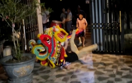 Ngại hết cả lân: Vừa mở màn được 2 giây thì muốn lên núi ở luôn