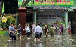 Giám đốc Sở GD-ĐT Hà Nội xắn quần, lội nước kiểm tra trường học ứng phó với ngập lụt