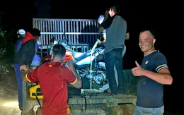 Đi theo Google Maps, 2 du khách Hà Lan lạc giữa rừng sâu, công an xã dùng máy cày giải cứu