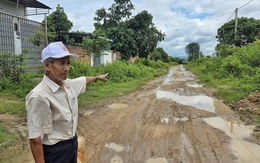 Hiến đất 18 năm trước, nay đường vẫn chưa làm, dân phải lội bùn