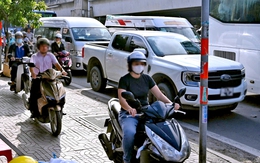 Viện lý do xe máy leo vỉa hè do đường chật, ô tô lấn làn, đang vội... có thỏa đáng?