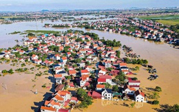 Bắc Ninh: Nước lũ bủa vây, cô giáo phải chèo thuyền đến lớp, dân làng hò nhau giữ đê