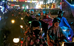 Dính mưa và kẹt, người dân TP.HCM bất lực đành leo vỉa hè kiếm lối đi