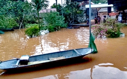 Tràn đê bối, nước lũ cuồn cuộn trong đêm, hàng nghìn người sơ tán khẩn cấp