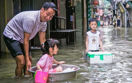 Hà Nội ngớt mưa, nhiều trường cho học sinh đi học lại, một số trường vẫn học online