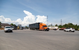 Giao thông bát nháo tại nút giao cao tốc Cam Lộ - quốc lộ 9, tài xế tùy tiện dừng đậu