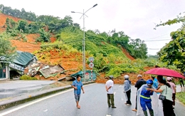 Nhiều tuyến đường miền núi phía Bắc vẫn còn ách tắc do mưa lũ