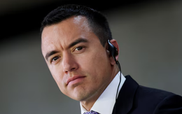 Xe của Tổng thống Ecuador bị bao vây ném đá, nghi trúng đạn