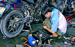 Nhu cầu sửa xe tăng gấp 3 lần sau mưa ngập, thợ làm không hết việc