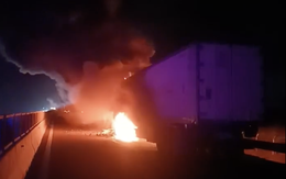 Đầu kéo xe container cháy ngùn ngụt trên cao tốc Vĩnh Hảo - Phan Thiết