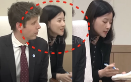 Nữ phiên dịch gây sốt được khen 'tồn tại để cân bằng hệ sinh thái'