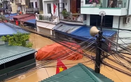 Ô tô trùm bạt chống ngập trôi lềnh bềnh trên đường Thái Nguyên