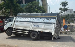 Xe tải sụp hố sâu giữa phố Hà Nội