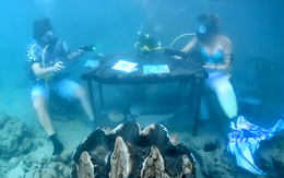 Tổng thống đầu tiên trên thế giới xuống dưới biển... trả lời phỏng vấn