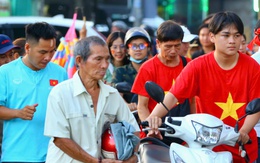 Cổ động viên chờ sát giờ mới đến xem tuyển Việt Nam đấu Nepal