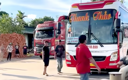 Bị vượt ẩu, tài xế xe đầu kéo cầm búa lao vào ẩu đả tài xế xe khách ở trạm thu phí