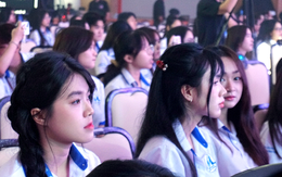 Chuyển lẵng hoa mừng khai giảng thành kinh phí ủng hộ đồng bào miền Trung ảnh hưởng bão lũ