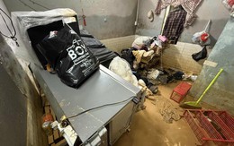 Rưng rưng trước cảnh phòng trọ tan hoang, sách vở sinh viên ngập trong lũ