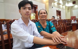 Bà nội nắm tay không rời đứa cháu bị cha mẹ bỏ lại đậu ĐH Kinh tế TP.HCM đi nhận học bổng