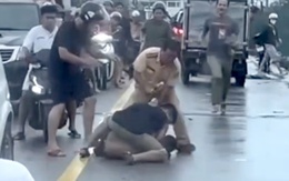 CSGT điều tiết xe cộ đi tránh lũ thì bị thanh niên phê ma túy đánh