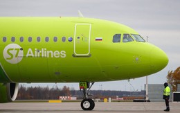 Hãng bay lớn đầu tiên của Nga cho phép tiếp viên mang giày thể thao