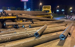 Xe bị tuột dây chằng, cả chục cọc bê tông rơi ngổn ngang giữa phố Quảng Ngãi