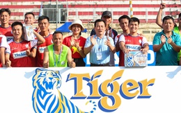 Cùng cầu thủ vượt thách thức, nuôi dưỡng tình yêu bóng đá cộng đồng