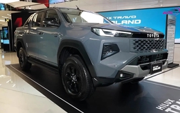 Toyota Hilux 2026 lộ ảnh thực tế: Nội thất như Prado, có cả bản điện chạy 315km/sạc