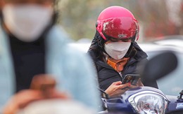 Tài xế lo lắng trước tin 'dùng điện thoại khi dừng đèn đỏ bị xử phạt', cảnh sát giao thông nói gì?