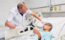 Cứu gương mặt bị giập nát cho người đàn ông bước hụt xuống hố thang máy