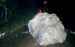 Tảng đá nặng hàng tấn sạt lở lăn xuống đường trong đêm, chính quyền tính chuyện di dời dân