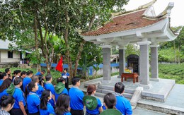 Đoàn tuyên giáo - báo chí TP.HCM dâng hương tại các địa chỉ đỏ của báo chí cách mạng