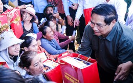 Thăm vùng tâm bão số 13, Thủ tướng Phạm Minh Chính chỉ đạo xây lại nhà cho dân