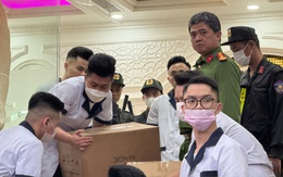 Hình ảnh cảnh sát đưa hàng trăm thùng giấy tại thẩm mỹ viện Mailisa lên xe tải