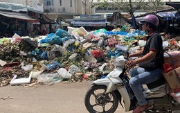 Rác thải ùn ứ tại nhiều khu dân cư ở Đà Nẵng sau mưa lũ