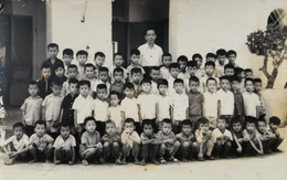 Cả lớp ngạc nhiên khi thầy mặc bộ vest đen, mang theo khay trầu rượu lên lớp, giọng trầm lắng hẳn