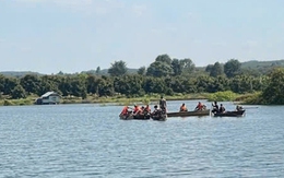 Đang tìm kiếm nạn nhân lật thuyền chở cà phê ở hồ thủy điện Thác Mơ