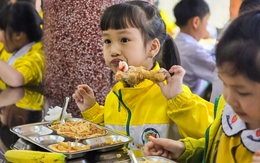 Mở lại sau lùm xùm thực phẩm bẩn, bếp bán trú trường tiểu học gây bất ngờ vì bữa ăn 'xịn'