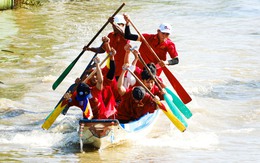 Dân cuồng nhiệt reo hò, cổ vũ Giải đua chèo vỏ máy composite ở Long Thạnh