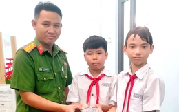 Nhặt được ví chứa hơn 11 triệu đồng, 2 học sinh mang đến công an nhờ tìm người đánh rơi