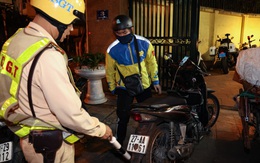 Cảnh sát xuyên đêm xử lý loạt tài xế che, dán biển số xe