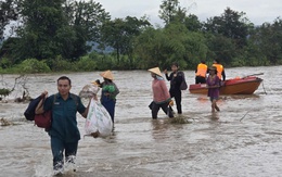 Bộ đội giải cứu 10 người dân đi làm rẫy bị lũ cô lập