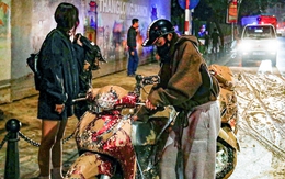 Bùn nhão tràn trên phố trung tâm Hà Nội làm nhiều người ngã dúi dụi, công an vào cuộc