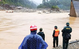 Giải cứu 2 người dân đi làm rẫy bị 'mắc kẹt' do nước lũ