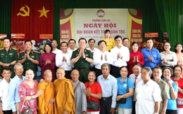 Đại tướng Nguyễn Trọng Nghĩa tham dự, tặng quà người dân trong Ngày hội Đại đoàn kết ở Tây Ninh