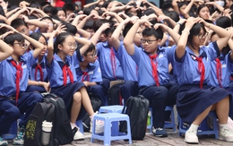 Đọc thư của học sinh tri ân thầy cô trong lễ chào cờ