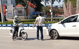 Tài xế ô tô đi ngược chiều đòi bắt đền xe máy đi đúng đường
