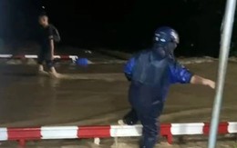 Đường sắt Bắc - Nam qua Khánh Hòa đã thông, cảnh sát giải cứu 3 du khách Nga mắc kẹt giữa vùng lũ